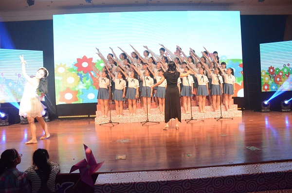 合唱:《跟彩虹一起成长》